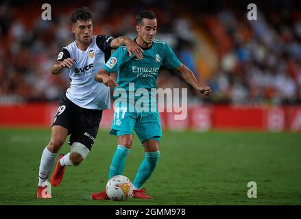 Valencia. September 2021. Lucas Vazquez (R) von Real Madrid spielt mit Hugo Duro von Valencia während eines Fußballspiels der ersten Liga in Spanien zwischen dem FC Valencia und dem Real Madrid am 19. September 2021. Quelle: Xinhua/Alamy Live News Stockfoto