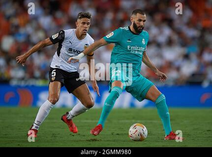 Valencia. September 2021. Karim Benzema (R) von Real Madrid spielt mit Gabriel Paulista von Valencia während eines Fußballspiels der ersten spanischen Liga zwischen Valencia CF und Real Madrid am 19. September 2021 in Valencia, Spanien. Quelle: Xinhua/Alamy Live News Stockfoto