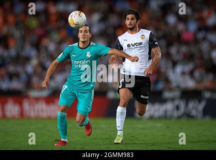 Valencia. September 2021. Lucas Vazquez (L) von Real Madrid spielt mit Goncalo Guedes von Valencia während eines Fußballspiels der ersten Liga zwischen Valencia CF und Real Madrid am 19. September 2021 in Valencia, Spanien. Quelle: Xinhua/Alamy Live News Stockfoto