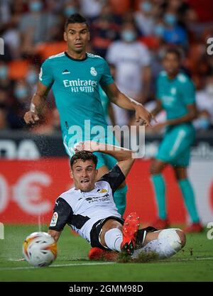 Valencia. September 2021. Hugo Duro von Valencia (vorne) tritt während eines Fußballspiels der spanischen 1. Liga zwischen dem FC Valencia und Real Madrid am 19. September 2021 in Valencia, Spanien, an. Quelle: Xinhua/Alamy Live News Stockfoto