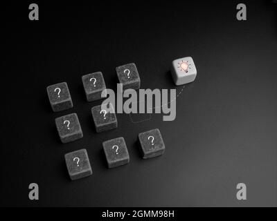 Unterschiedliche kreative Ideen, über die Regeln denken, überleben und Problemkonzepte lösen. Glühbirne Symbol auf weißen Würfel ändern Richtung aus Prob Stockfoto