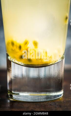 Passionsfrucht-Cocktail aus Longdrinkglas. Selektiver Fokus. Geringe Schärfentiefe. Stockfoto