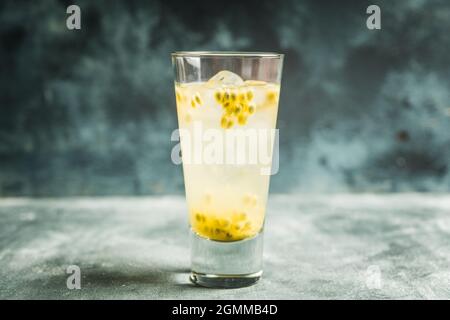 Passionsfrucht-Cocktail aus Longdrinkglas. Selektiver Fokus. Geringe Schärfentiefe. Stockfoto