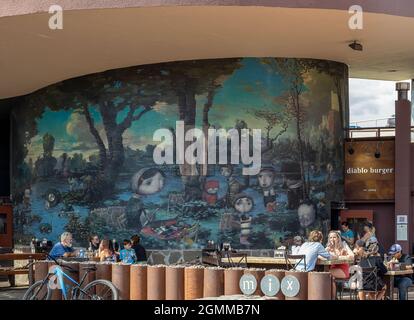 Flagstaff, Arizona - 11. September 2021: Menschen genießen ihre Mahlzeiten im beliebten Innen- und Außenrestaurant Diablo Burger in der Innenstadt von Flagstaff Stockfoto