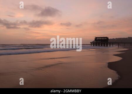 Wunderschöne Strandlandschaft, Silhouette, uShaka Pier bei Tagesanbruch, Weltplätze, Durban, KwaZulu-Natal, Südafrika, Urlaubsziel, Stadt Stockfoto