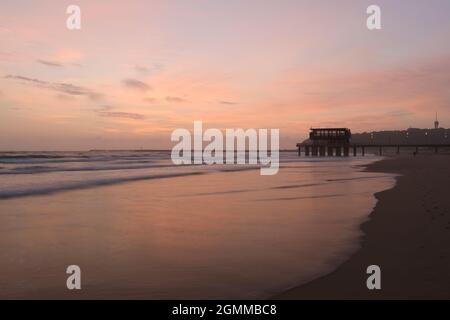 Wunderschöne Strandlandschaft, Silhouette, uShaka Pier bei Tagesanbruch, Weltplätze, Durban, KwaZulu-Natal, Südafrika, Urlaubsziel, Stadt Stockfoto