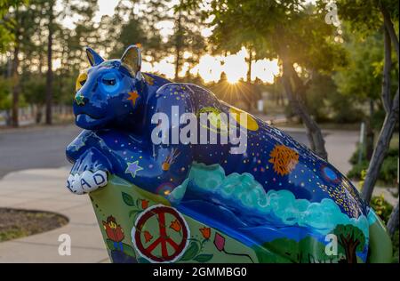 Flagstaff, Arizona - 11. September 2021: Skulptur eines farbenfrohen Berglöwen im Lowell Observatory, Flagstaff, Arizona, Teil von PFOTEN Stockfoto