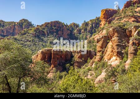 Wunderschöne rote Felsformation gegen den blauen Himmel in der Nähe von Sedona, Arizona Stockfoto