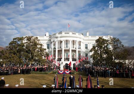 Der chinesische Präsident Hu Jintao gibt am 19. Januar 2011 eine Erklärung zum South Lawn des Weißen Hauses ab. (Offizielles Foto des Weißen Hauses von Samantha Appleton) Dieses offizielle Foto des Weißen Hauses wird nur zur Veröffentlichung durch Nachrichtenorganisationen und/oder zum persönlichen Druck durch die Betreffenden der Fotografie zur Verfügung gestellt. Das Foto darf in keiner Weise manipuliert werden und darf nicht in kommerziellen oder politischen Materialien, Anzeigen, E-Mails, Produkten oder Werbeaktionen verwendet werden, die in irgendeiner Weise die Zustimmung oder Billigung des Präsidenten, der ersten Familie oder des Weißen Hauses nahelege. Stockfoto