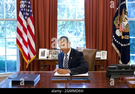 Präsident Barack Obama unterzeichnet den Budgetkontrollgesetz von 2011 im Oval Office, 2. August 2011. (Offizielles Foto des Weißen Hauses von Pete Souza) Dieses offizielle Foto des Weißen Hauses wird nur zur Veröffentlichung durch Nachrichtenorganisationen und/oder zum persönlichen Druck durch die Betreffzeile(en) des Fotos zur Verfügung gestellt. Das Foto darf in keiner Weise manipuliert werden und darf nicht in kommerziellen oder politischen Materialien, Anzeigen, E-Mails, Produkten oder Werbeaktionen verwendet werden, die in irgendeiner Weise die Zustimmung oder Billigung des Präsidenten, der ersten Familie oder des Weißen Hauses nahelege. Stockfoto