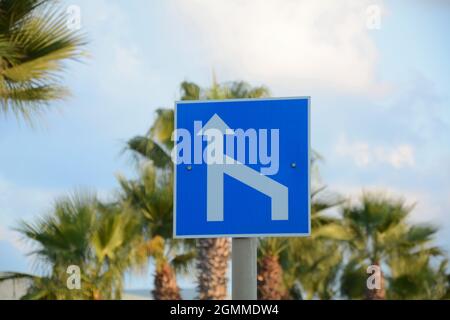 Zusammenführen Von Verkehrsschildern. Obligatorische Schilder. Straßenschilder in Israel Stockfoto