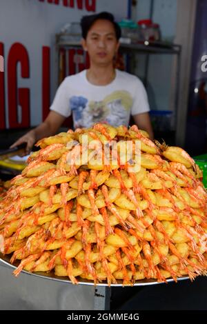 Banh Tom (vietnamesische frittierte Garnelenkuchen) ist ein beliebtes Gericht für Straßengerichte in Hanoi, Vietnam. Stockfoto