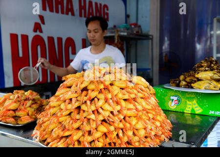 Banh Tom (vietnamesische frittierte Garnelenkuchen) ist ein beliebtes Gericht für Straßengerichte in Hanoi, Vietnam. Stockfoto