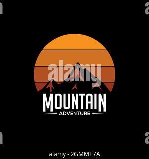 Mountain Adventure Logo Design Vektor, Sonnenuntergang Outdoor Grafik Illustration mit Spitze Silhouette Stock Vektor