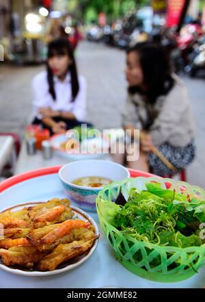 Banh Tom (vietnamesische frittierte Garnelenkuchen) ist ein beliebtes Gericht für Straßengerichte in Hanoi, Vietnam. Stockfoto