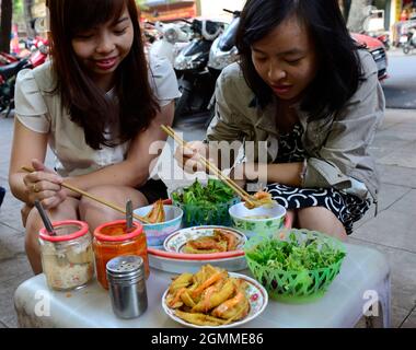 Banh Tom (vietnamesische frittierte Garnelenkuchen) ist ein beliebtes Gericht für Straßengerichte in Hanoi, Vietnam. Stockfoto