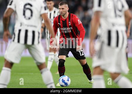 Turin, Italien, 19. September 2021. Ante Rebic des AC Mailand unter den schwarz-weißen Trikots von Juventus während des Serie-A-Spiels im Allianz Stadium, Turin. Bildnachweis sollte lauten: Jonathan Moscrop / Sportimage Stockfoto