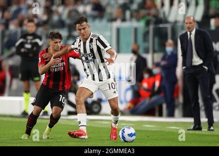 Turin, Italien, 19. September 2021. Massimiliano Allegri der Cheftrainer von Juventus sieht zu, wie Paulo Dybala von Juventus die Aufmerksamkeit von Brahim Diaz vom AC Mailand während des Serie-A-Spiels im Allianz-Stadion in Turin abhält. Bildnachweis sollte lauten: Jonathan Moscrop / Sportimage Stockfoto