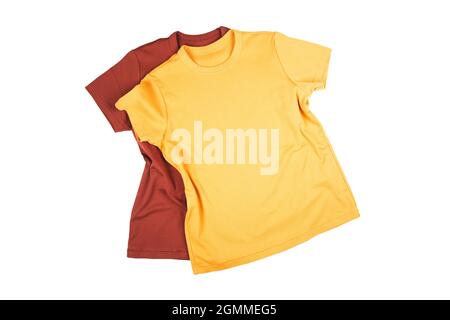 T-Shirt-Modell auf weißem, isoliertem Hintergrund. Rote und gelbe helle T-Shirts auf weißem, isoliertem Hintergrund. Stockfoto