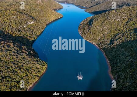 Luftaufnahme zum Fjord Lim in Istrien, Kroatien bei Sonnenaufgang. Stockfoto