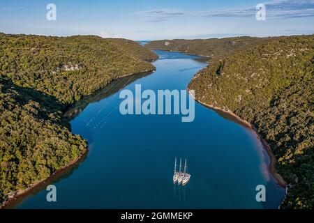 Luftaufnahme zum Fjord Lim in Istrien, Kroatien bei Sonnenaufgang. Stockfoto