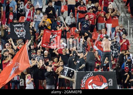 Toronto, Kanada. September 2021. Die Fans des FC Toronto jubeln während des MLS-Fußballspiels zwischen dem FC Toronto und dem SC Nashville auf dem BMO-Feld in Toronto an. Endstand; Toronto FC 2:1 Nashville SC). (Foto von Angel Marchini/SOPA Images/Sipa USA) Quelle: SIPA USA/Alamy Live News Stockfoto