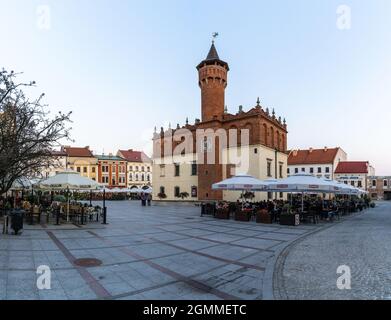 Tarnow, Polen - 14. September 2021: Blick auf das Rathaus von Tarnow und den Hauptplatz der Stadt mit Menschen, die in Restaurants und Cafés im Freien sitzen Stockfoto