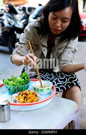 Banh Tom (vietnamesische frittierte Garnelenkuchen) ist ein beliebtes Gericht für Straßengerichte in Hanoi, Vietnam. Stockfoto