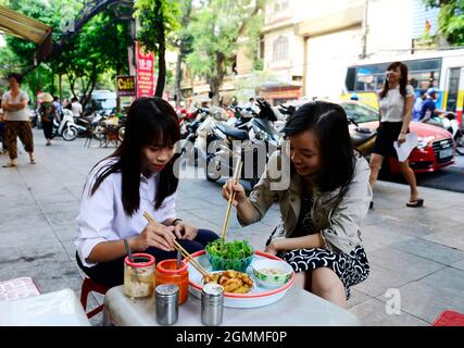 Banh Tom (vietnamesische frittierte Garnelenkuchen) ist ein beliebtes Gericht für Straßengerichte in Hanoi, Vietnam. Stockfoto