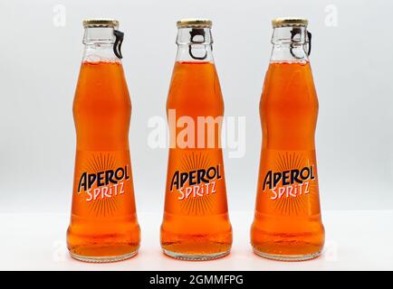 Flaschen mit italienischem Aperol Spritz Cocktail. Original italienischer Spritz oder venezianischer Spritz. Stockfoto