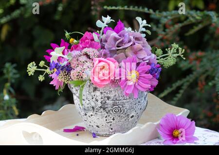 Bouquet von rosa Sommerblumen in Vintage Vase als florale Dekoration Stockfoto