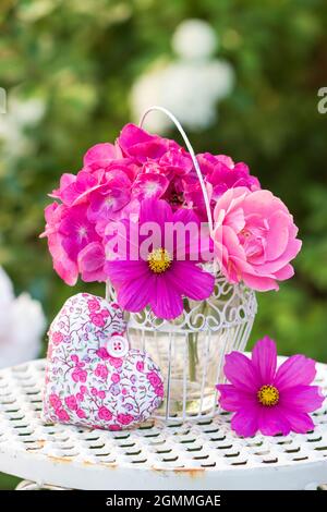 Blumenstrauß aus Eisbahn, Hortensien und Rosen als Blumenschmuck Stockfoto