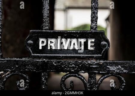 Private Beschilderung auf einem Ziertor aus schwarzem Metall Stockfoto