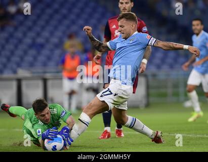 Rom, Italien. September 2021. Ciro Immobile (R) von Latium steht mit Alessio Cragno von Cagliari während eines Fußballspiels der Serie A zwischen Latium und Cagliari in Rom, Italien, am 19. September 2021. Quelle: Augusto Casasoli/Xinhua/Alamy Live News Stockfoto