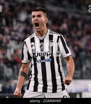 Turin, Italien. September 2021. FC Juventus' Alvaro Morata feiert sein Tor am 19. September 2021 in Turin, Italien, bei einem Fußballspiel der Serie A zwischen dem FC Juventus und dem AC Milan. Quelle: Federico Tardito/Xinhua/Alamy Live News Stockfoto