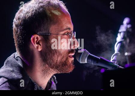 Jamel, Deutschland. September 2021. Star-Pianist Igor Levit spielt beim Konzert 'Jamel rockt den Förster' in dem kleinen Dorf bei Wismar. Das bundesweit bekannte Festival ist ein Zeichen für zivilgesellschaftliches Engagement gegen die starke neonazisstische des Ortes. Quelle: Jens Büttner/dpa-Zentralbild/dpa/Alamy Live News Stockfoto
