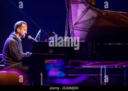 Jamel, Deutschland. September 2021. Star-Pianist Igor Levit spielt beim Konzert 'Jamel rockt den Förster' in dem kleinen Dorf bei Wismar. Das bundesweit bekannte Festival ist ein Zeichen für zivilgesellschaftliches Engagement gegen die starke neonazisstische des Ortes. Quelle: Jens Büttner/dpa-Zentralbild/dpa/Alamy Live News Stockfoto