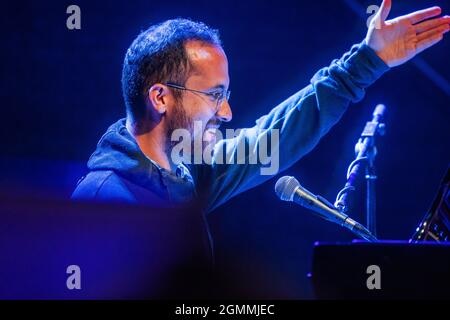 Jamel, Deutschland. September 2021. Star-Pianist Igor Levit spielt beim Konzert 'Jamel rockt den Förster' in dem kleinen Dorf bei Wismar. Das bundesweit bekannte Festival ist ein Zeichen für zivilgesellschaftliches Engagement gegen die starke neonazisstische des Ortes. Quelle: Jens Büttner/dpa-Zentralbild/dpa/Alamy Live News Stockfoto