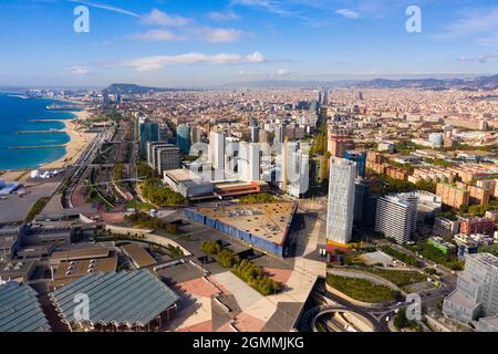 Panoramablick von der Drohne des Wohngebiets Diagonal Mar. Barcelona. Spanien Stockfoto