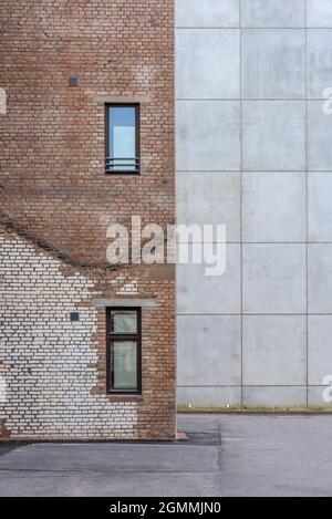 Fenster in einem renovierten Fabrikgebäude Stockfoto