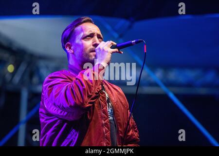 Jamel, Deutschland. September 2021. Musiker Danger Dan singt beim Konzert 'Jamel rockt den Förster' in dem kleinen Dorf bei Wismar. Das bundesweit bekannte Festival ist ein Zeichen für zivilgesellschaftliches Engagement gegen die starke neonazisstische des Ortes. Quelle: Jens Büttner/dpa-Zentralbild/ZB/dpa/Alamy Live News Stockfoto