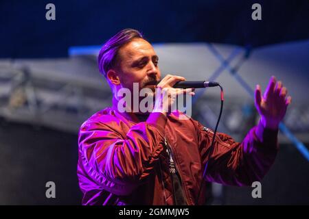 Jamel, Deutschland. September 2021. Musiker Danger Dan singt beim Konzert 'Jamel rockt den Förster' in dem kleinen Dorf bei Wismar. Das bundesweit bekannte Festival ist ein Zeichen für zivilgesellschaftliches Engagement gegen die starke neonazisstische des Ortes. Quelle: Jens Büttner/dpa-Zentralbild/ZB/dpa/Alamy Live News Stockfoto