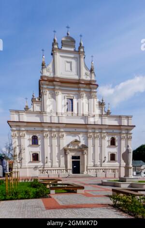 Zamosc, Polen - 13. September 2021: Blick auf die Auferstehungskathedrale und den Heiligen Thomas in der historischen Altstadt von Zamosc Stockfoto