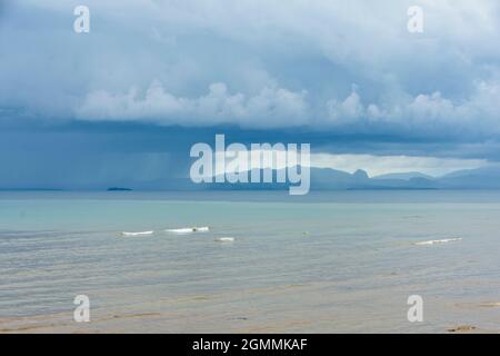 Herannahendes Gewitter vom Ketapang Satu Beach in Kupang City, West Timor, Indonesien. Stockfoto