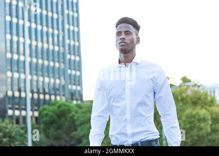 Portrait junger afroamerikanischer Executive-Mann auf der Straße zu Fuß Stockfoto