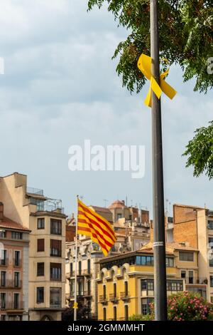 Gelbe Elemente und Verbindungen in Solidarität mit dem politischen Konflikt an der katalanischen Costa Brava Stockfoto