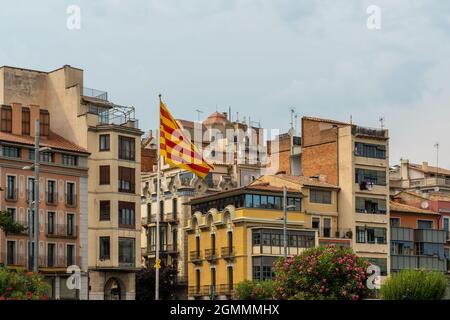 Gelbe Elemente und Verbindungen in Solidarität mit dem politischen Konflikt an der katalanischen Costa Brava Stockfoto