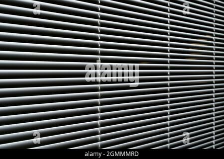 Jalousien Hintergrund. Fenster mit Metallfenstern im Inneren des Wohnzimmers. Hochwertige Fotos Stockfoto