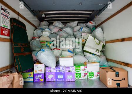 Bloomington, Usa. September 2021. Spenden für afghanische Flüchtlinge in der Unitarian Universalist Church in Bloomington. Derzeit befinden sich über 6000 Flüchtlinge in einem sicheren Gebiet von Camp Atterbury, einem Militärstützpunkt in der Nähe von Edinburgh, Ind. Die Regierung der Vereinigten Staaten hat eine militärische Luftbrücke von über 100,000 Afghanen ermöglicht, die nach der raschen Übernahme Afghanistans durch die Taliban als gefährdet gelten. Die USA zogen sich nach ihrem längsten Krieg, der 2001 nach dem Terroranschlag von 9/11 begann, aus Afghanistan zurück. Kredit: SOPA Images Limited/Alamy Live Nachrichten Stockfoto