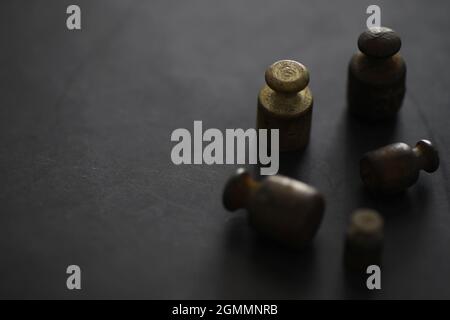 Kleine Gewichte vintage Waage. Detail der alten Waage, Vintage alte Messingwaage. Stockfoto